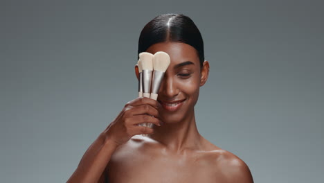 pincel de maquillaje, cara y mujer guiño