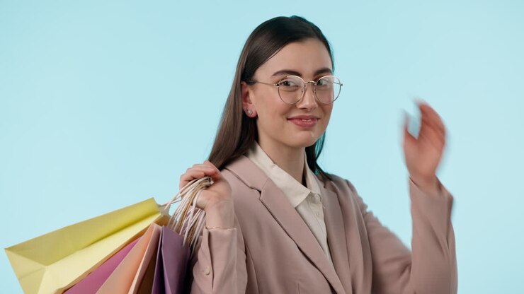 Volto, occhiali e donna felice con borsa della spesa