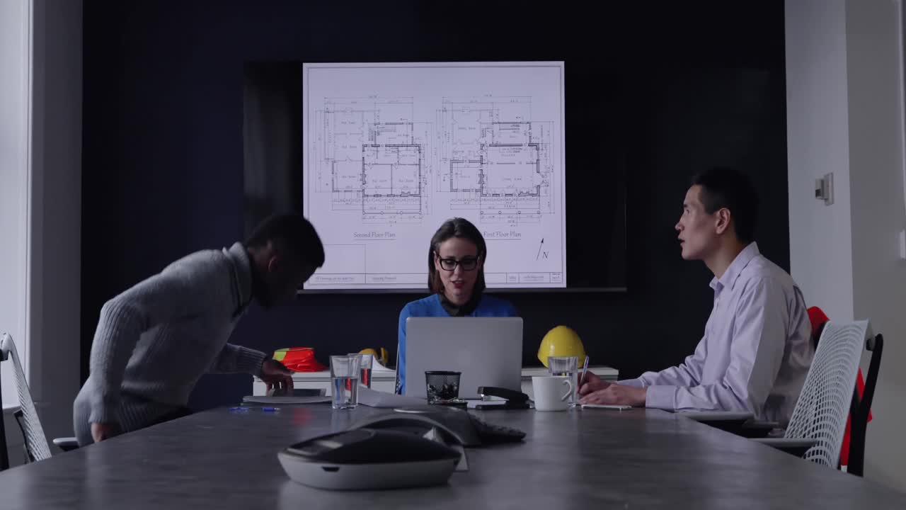 현대적인 사무실에서 일하는 비즈니스 전문가들