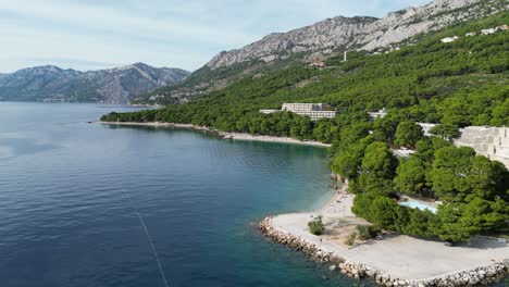 Drone-De-ángulo-Bajo-Viajando,-De-Lado-Izquierdo-Playa-Brela-Croacia