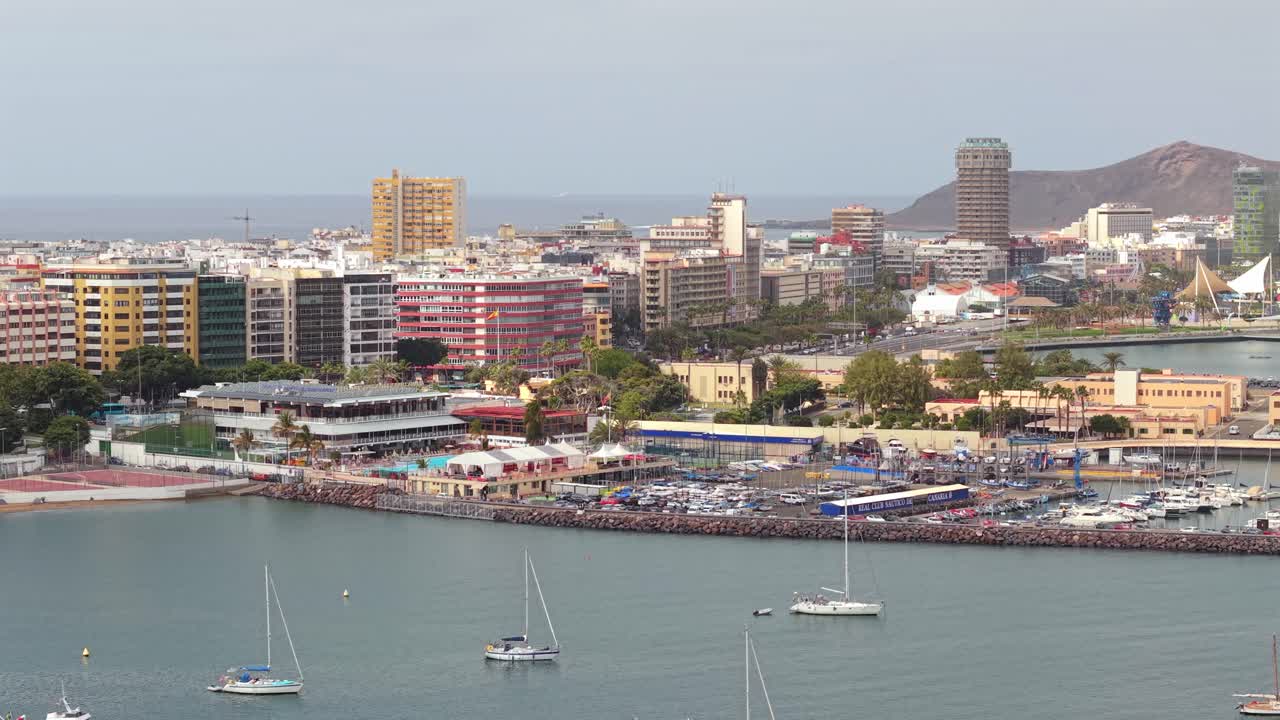 Veduta panoramica della vivace città di Las Palmas, con il vibrante lungomare, il porto turistico con barche a vela e l'architettura urbana