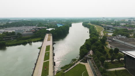 Fliegen-Sie-über-Den-White-River-State-Park,-Die-Brücke-Und-Den-Kanal-In-Indianapolis,-Indiana,-Vereinigte-Staaten