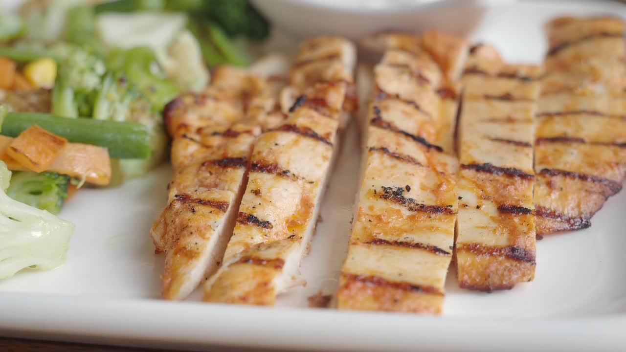 pollo a la parrilla con verduras mezcladas