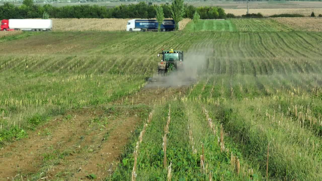 Volo di drone che segue macchinari agricoli al lavoro, trattore e