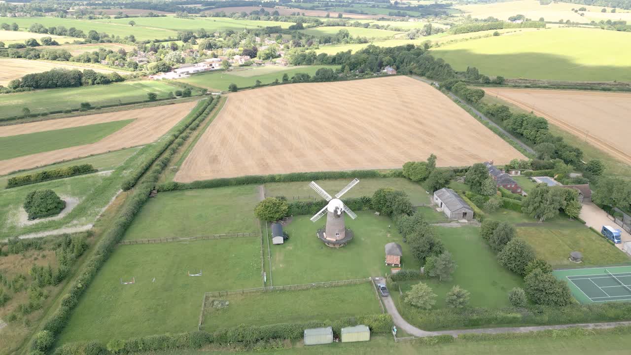 Pemandangan Panorama Kincir Angin Wilton di Wilton, Marlborough, Britania Raya - Rekaman Drone Udara.