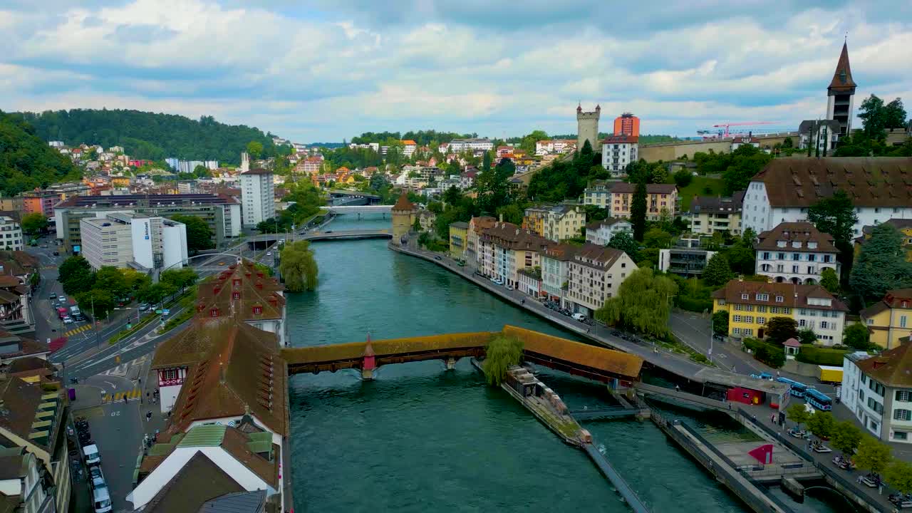 video de drones de 4k del puente spreuerbrücke y la presa de aguja de lucerna en el río reuss en lucerna, suiza