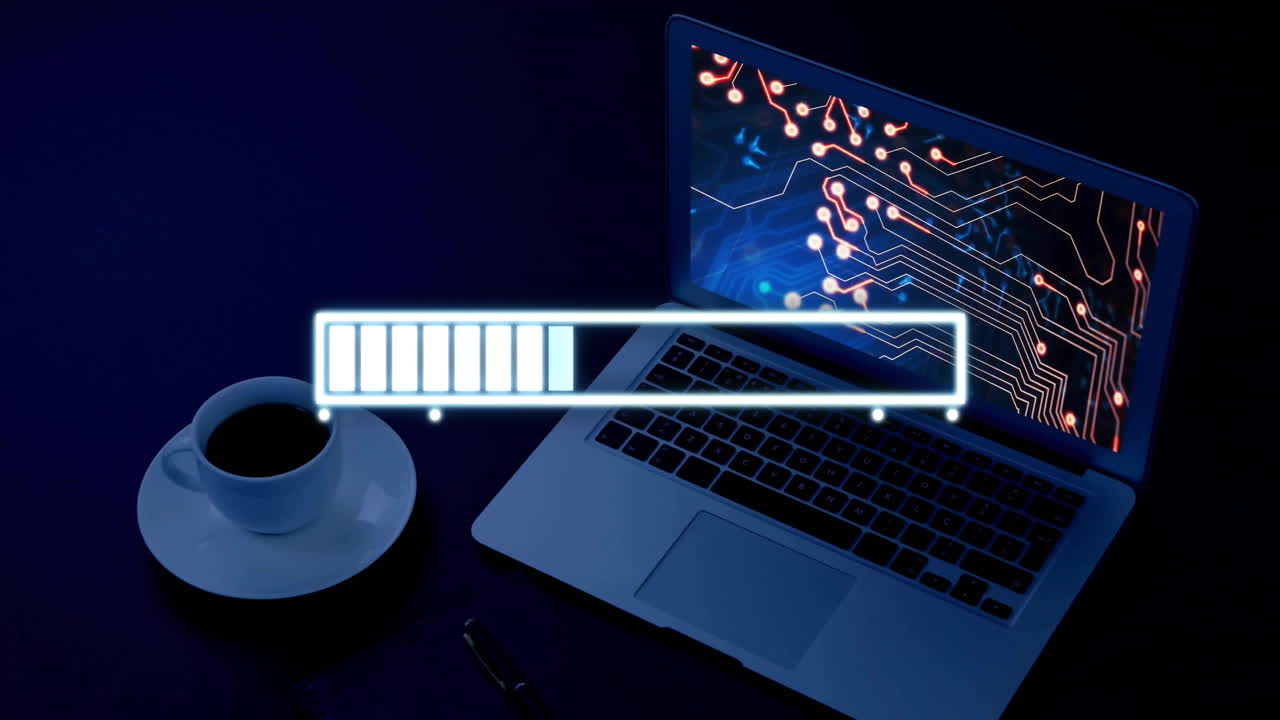 회로판 디스플레이와 커피 컵을 가진 노트북을 통해 바 애니메이션을 로드합니다.