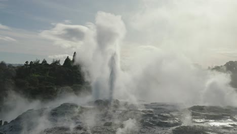 Geothermischer-Geysir-Rotorua,-Neuseeland,-Zeitlupen-Weitwinkelaufnahme