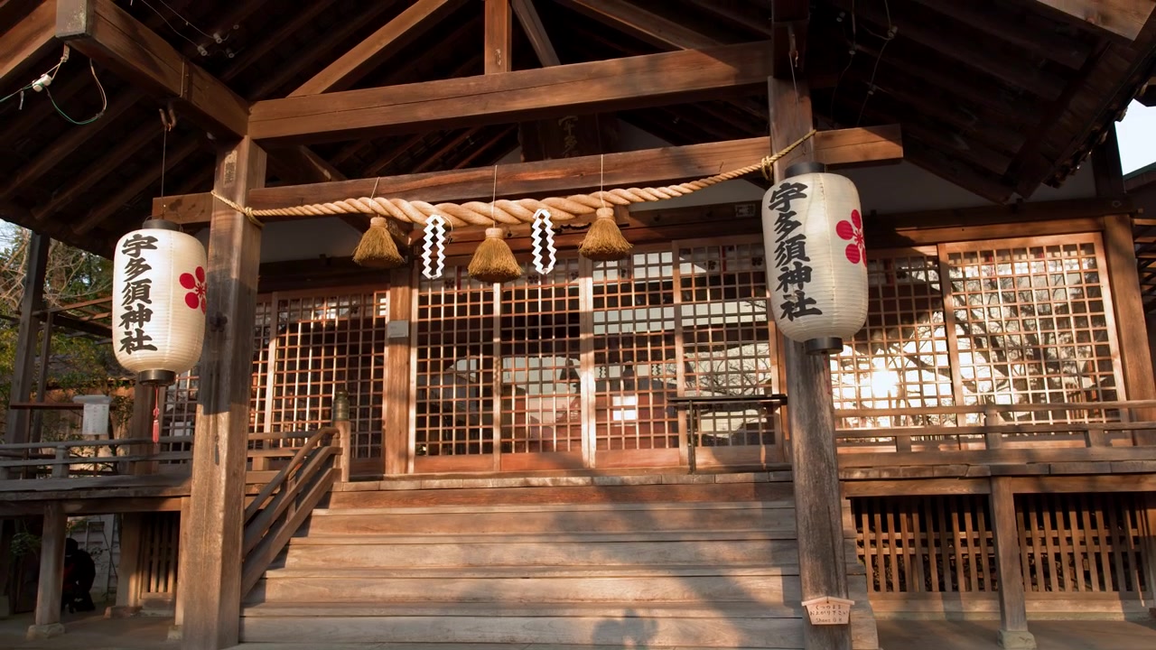 日本神道教神社的低角度拍攝，配有紙燈籠和注連繩。
