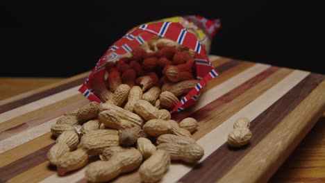 bolsa de maní girando sobre una tabla para cortar