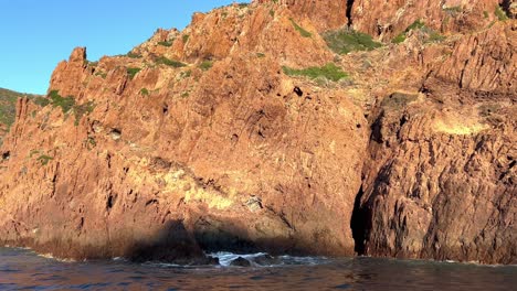 corsica scandola excursión en barco de verano explorando formaciones rocosas volcánicas