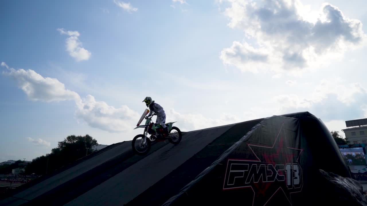 Spettacolo di motocross freestyle in ambiente urbano