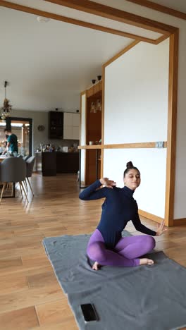 mujer practicando yoga en casa