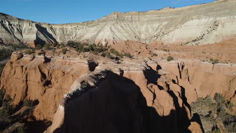 Flyover-above-narrow-ridge-of-sandstone-in-Kodachrome-Basin-State-Park,-Utah