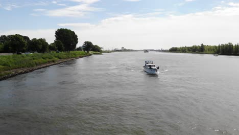 Kleine-Werft,-Die-Echte-Wellen-Auf-Dem-Dutch-River-Segelt