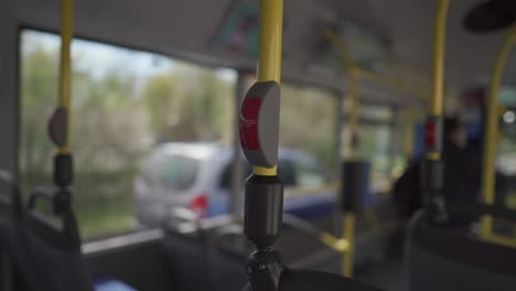 interior de un autobús vacío con asientos azules en una ruta en múnich. el tema del transporte público urbano en la región bávara de alemania. una vista de autobús de línea de múnich