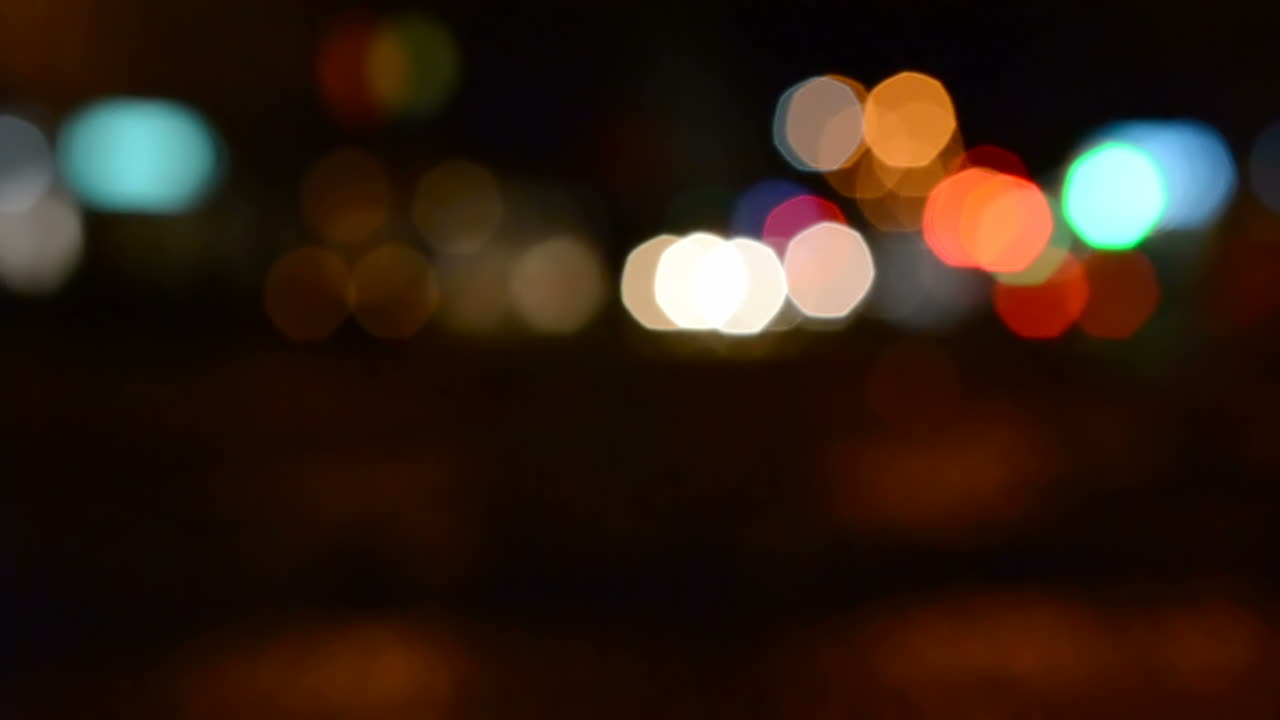 Luce dai fari in città. Sfondo notturno illuminato.