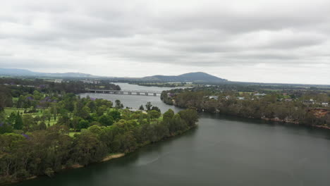 Luftdrohnenaufnahme-über-Dem-Shoalhaven-River-In-Der-Nähe-Von-Nowra-An-Einem-Stürmischen-Tag-An-Der-Südküste-Von-New-South-Wales,-Australien