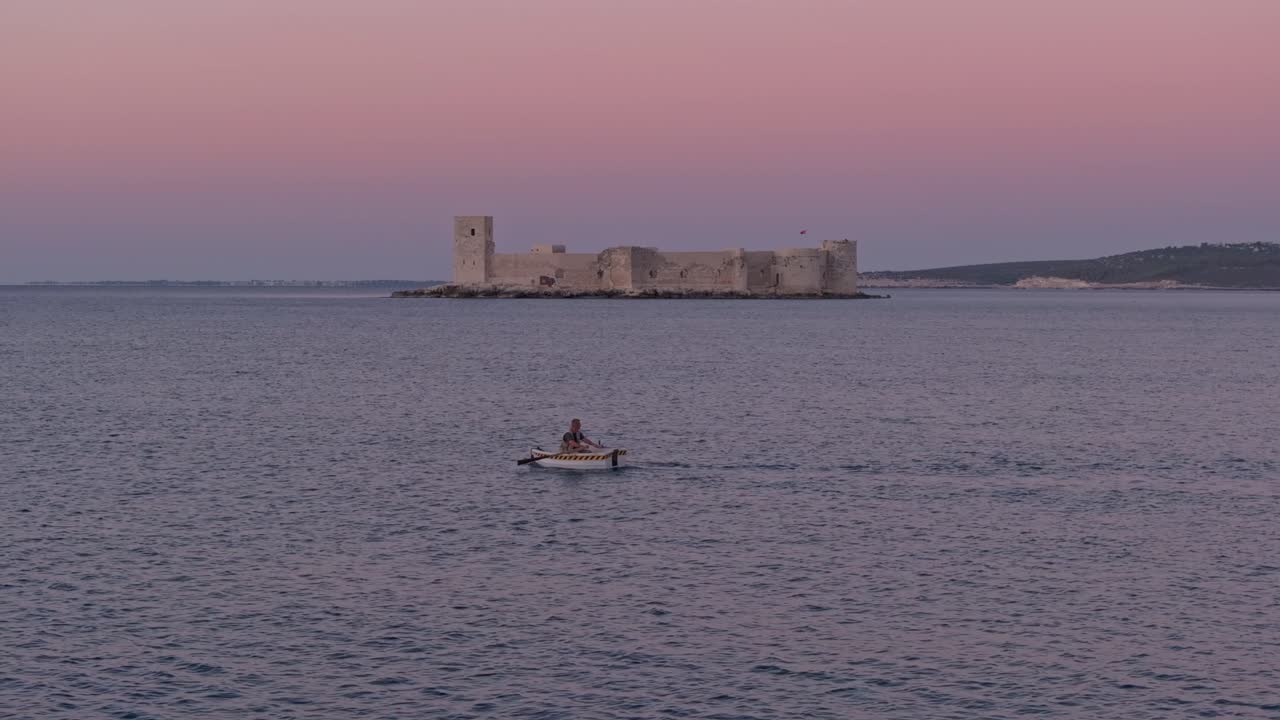 Fredfyldt solopgang over Middelhavet med båd set ovenfra