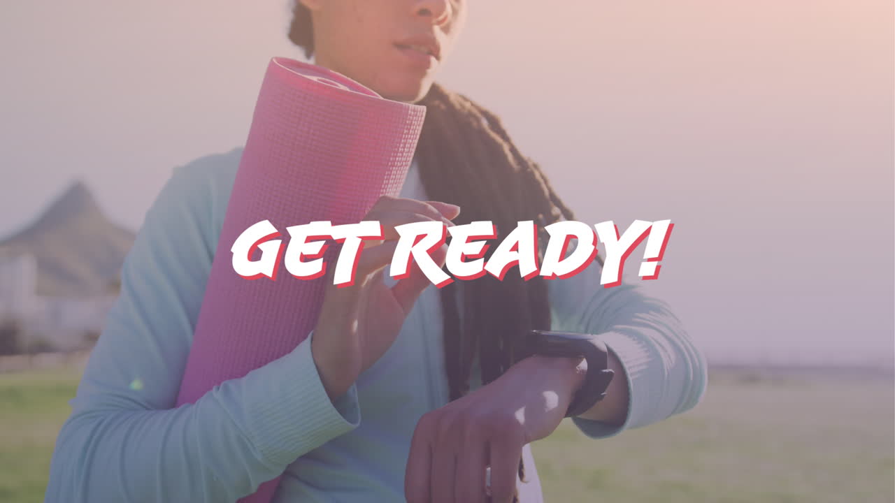 두 인종의 여성이 공원에서 스마트워치를 확인하는 준비 문자 애니메이션