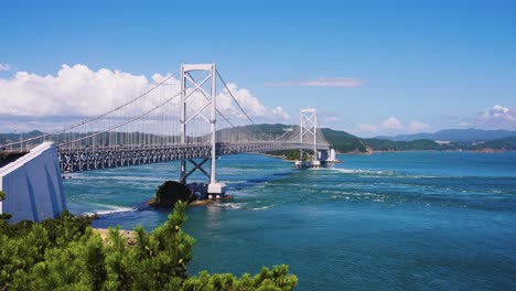 corrientes de marea que pasan bajo el gran puente naruto en tokushima, japón