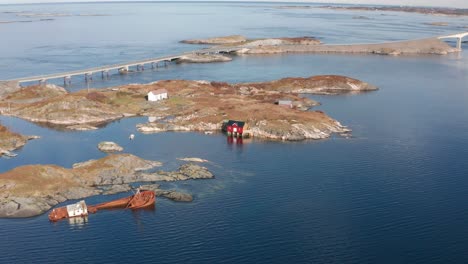 Vista-Aérea-De-Una-De-Las-Pequeñas-Islas-Conectadas-Por-La-Carretera-Del-Océano-Atlántico-En-El-Norte-De-Noruega