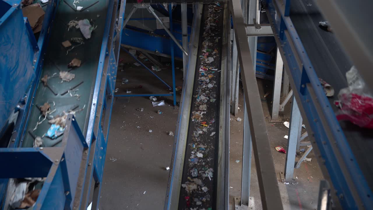 많은 컨베이어가 있는 재활용을 위한 분류 센터 내부