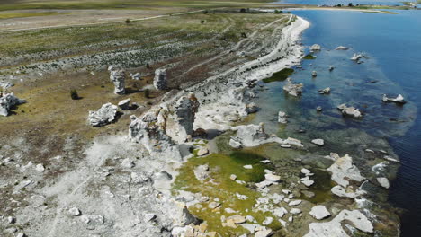 Drohne-Zieht-Sich-Von-Rauks-Oder-Seastacks-Auf-Der-Insel-Gotland,-Schweden,-Zurück