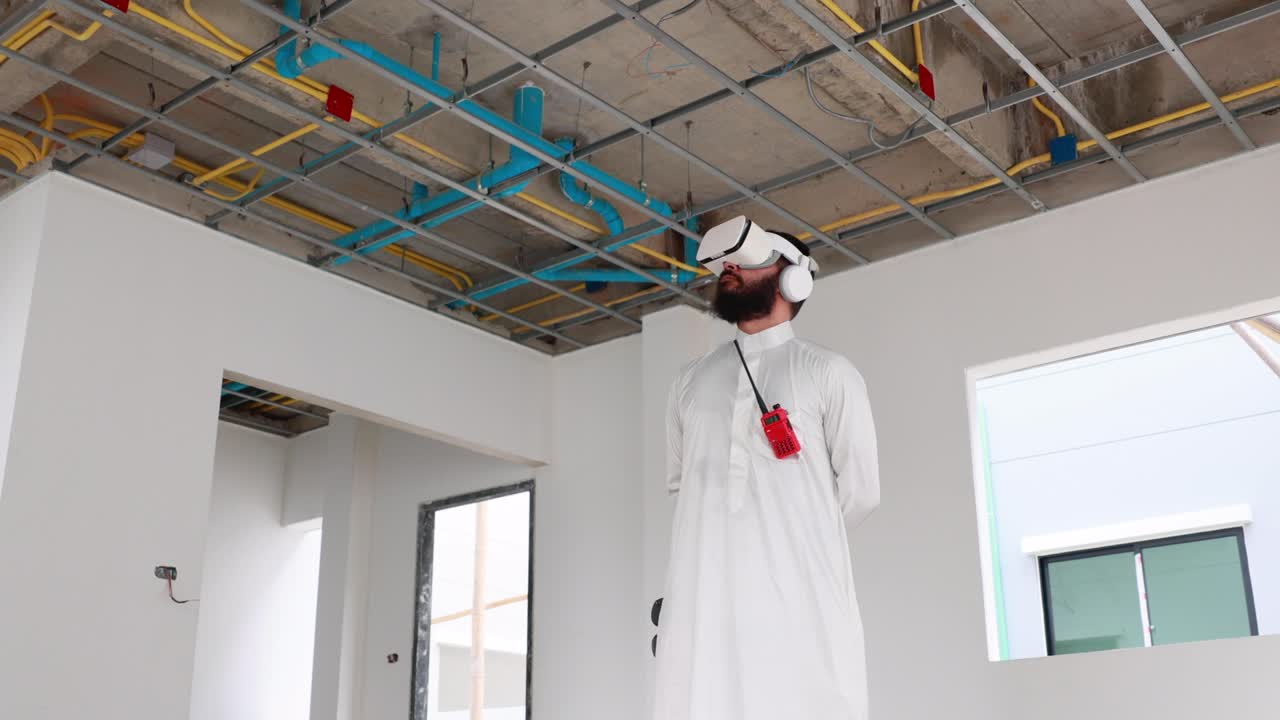 movimiento lento vdo 4k.arab hombre de negocios e ingeniero civil con gafas 3d vr metaverso virtual futuro interior de pie en el sitio de construcción