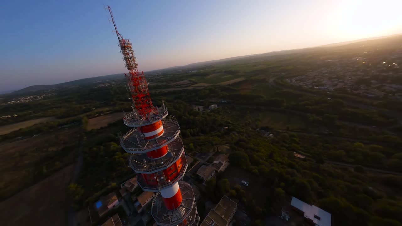 Nel cuore della città è raffigurata un'imponente torre di trasmissione televisiva, che si erge alta nello skyline.