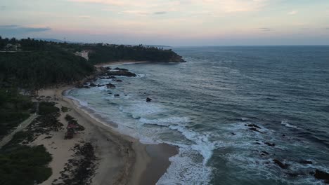 Playa-Bacocho-Al-Anochecer:-Una-Vista-De-Pájaro,-Puerto-Escondio-México