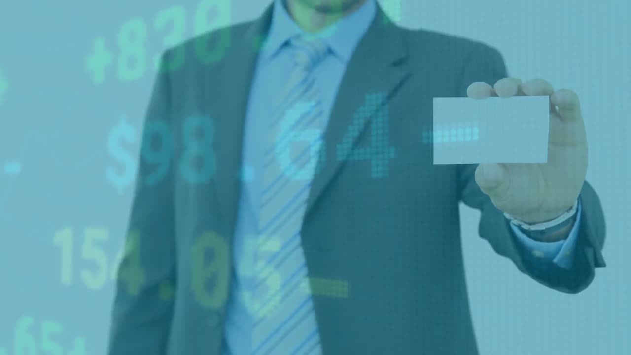animación del procesamiento de datos del mercado de valores en la sección media del hombre de negocios que sostiene la tarjeta de visita.
