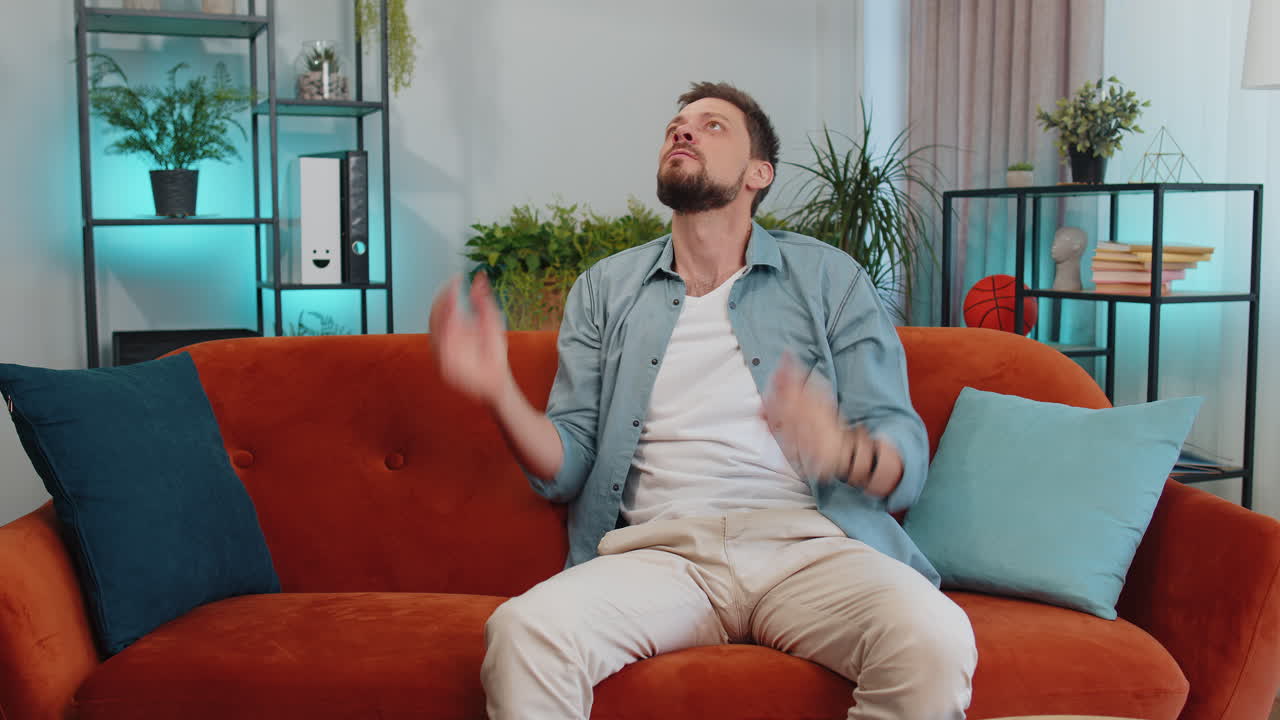 이웃의 수리 작업 개념, 짜증나는 남자가 집에서 소음으로 짜증나는 베개로 귀를  ⁇ 습니다.