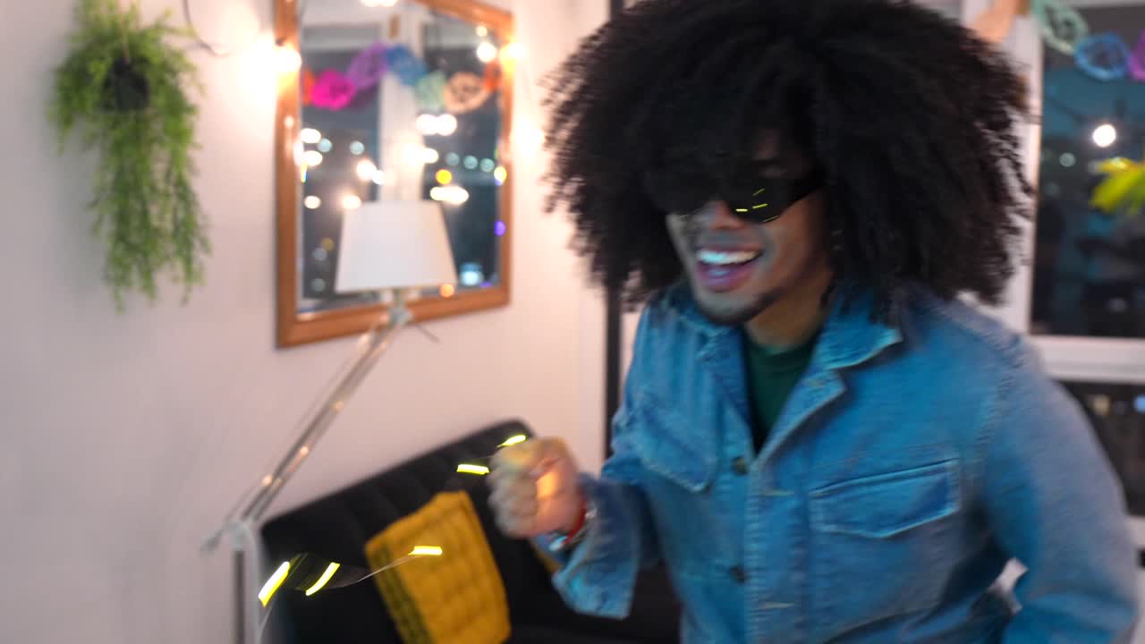 Uomo con taglio afro e occhiali da sole al chiuso