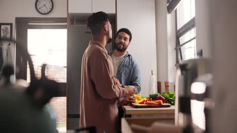 una pareja cocinando juntos.