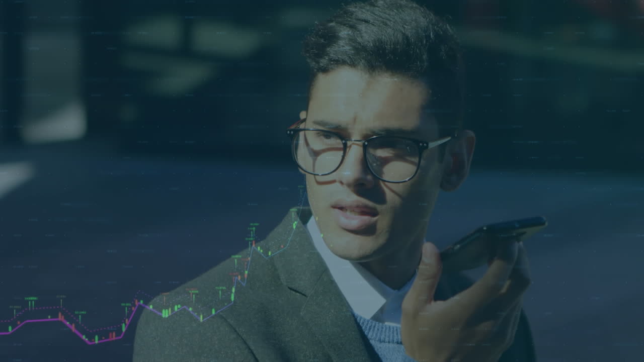 animación del procesamiento de datos sobre un hombre de negocios que usa un teléfono inteligente