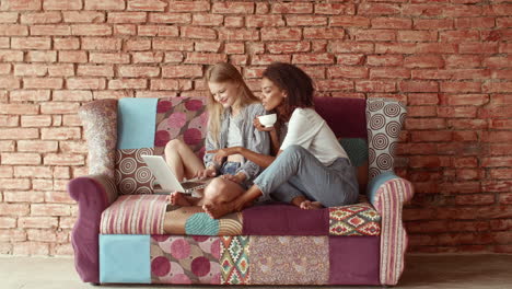 una pareja moderna descansando juntos en casa.