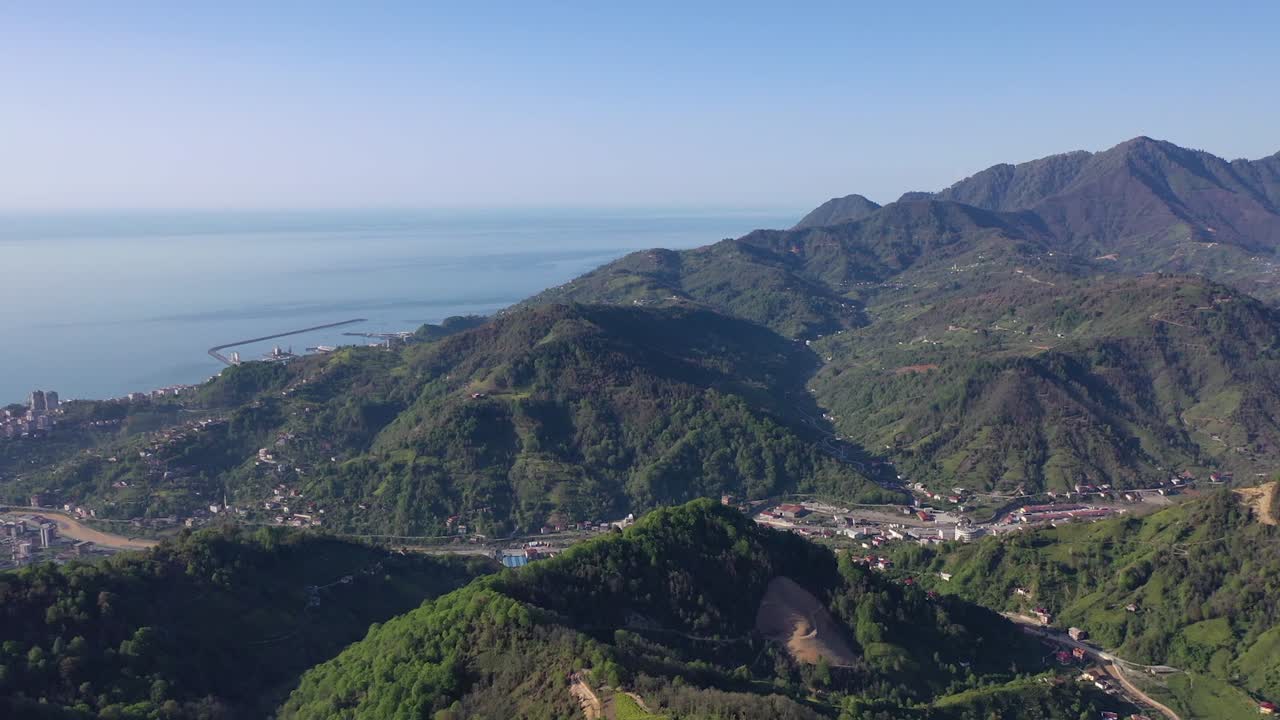 ciudad de color azul y verde en el mar negro