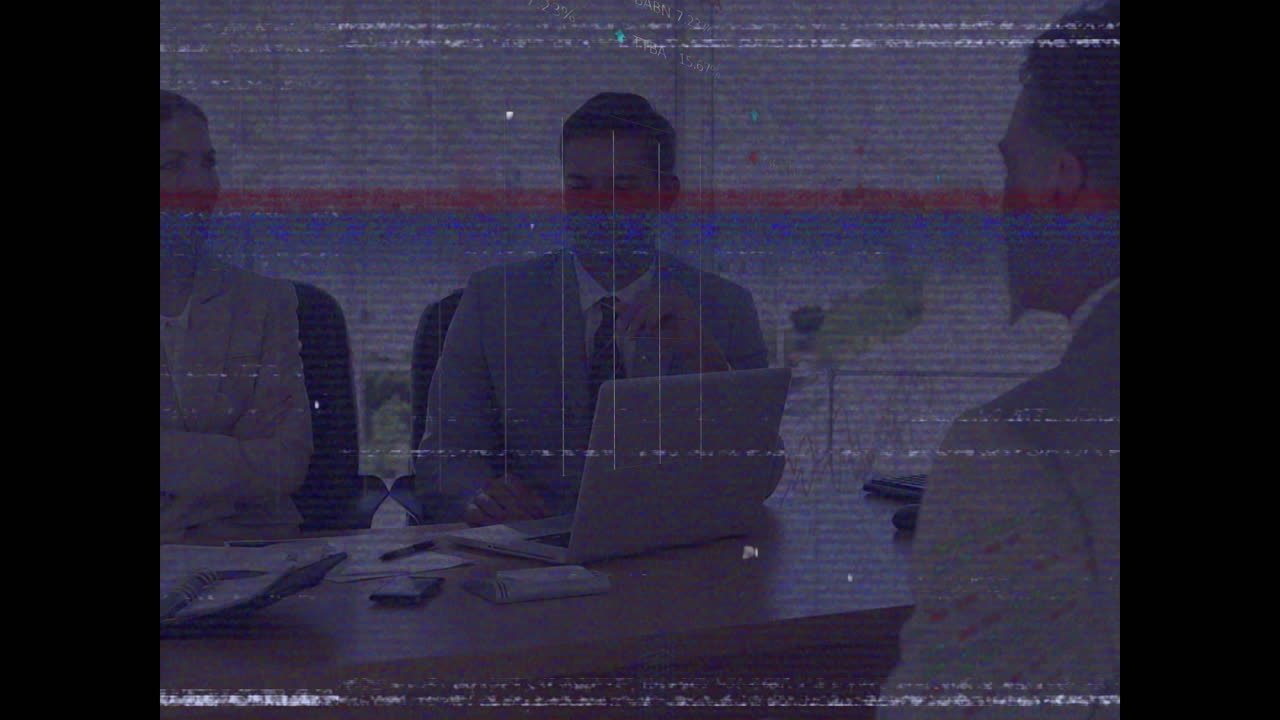 animación del procesamiento de datos sobre los empresarios caucásicos en la oficina