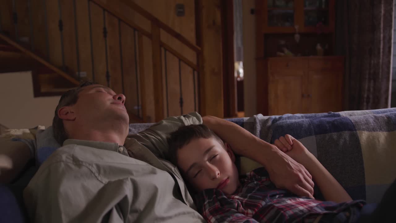 la familia pasa tiempo juntos en casa por la noche