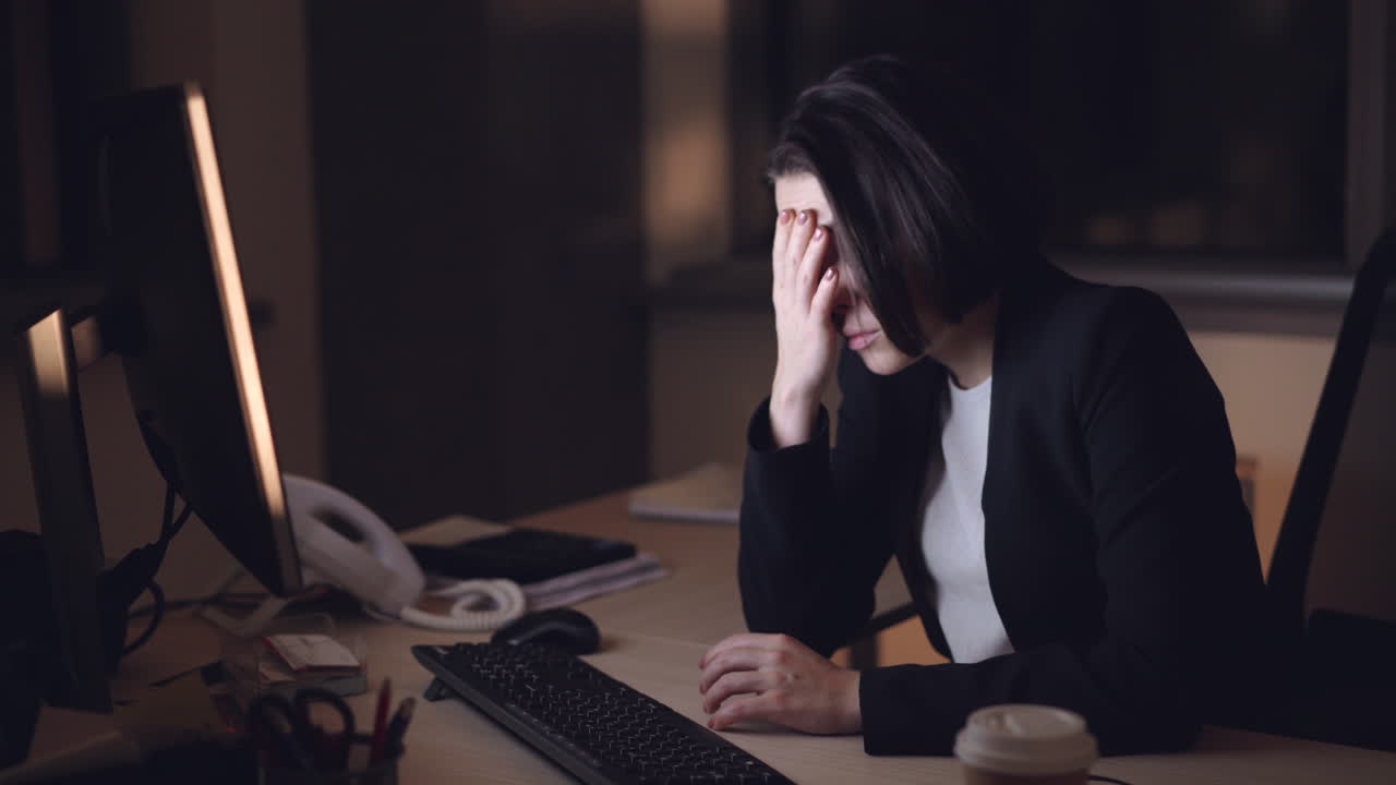 밤 늦게 일하는 여자