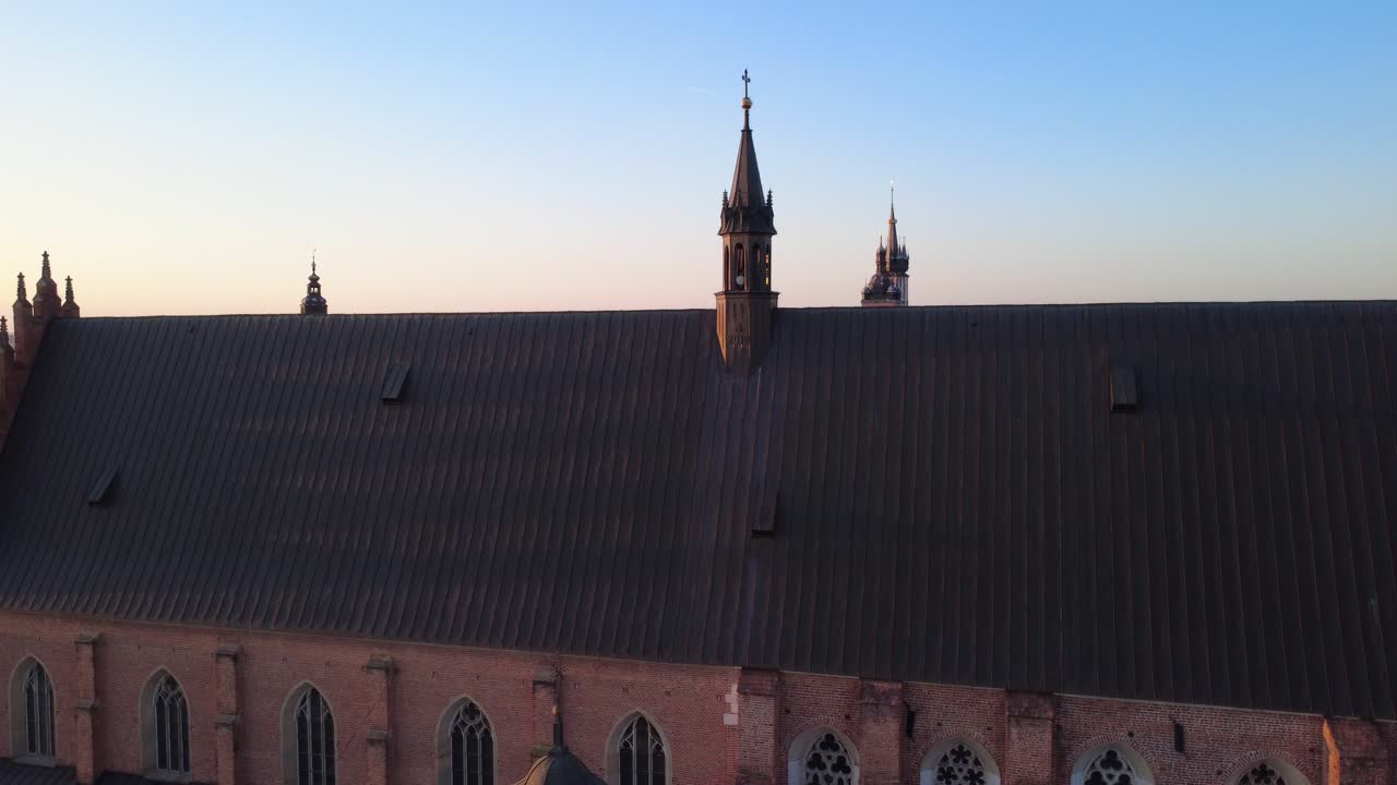 Vista Aérea da Paisagem Urbana de Cracóvia com Igrejas Históricas ao Pôr do Sol