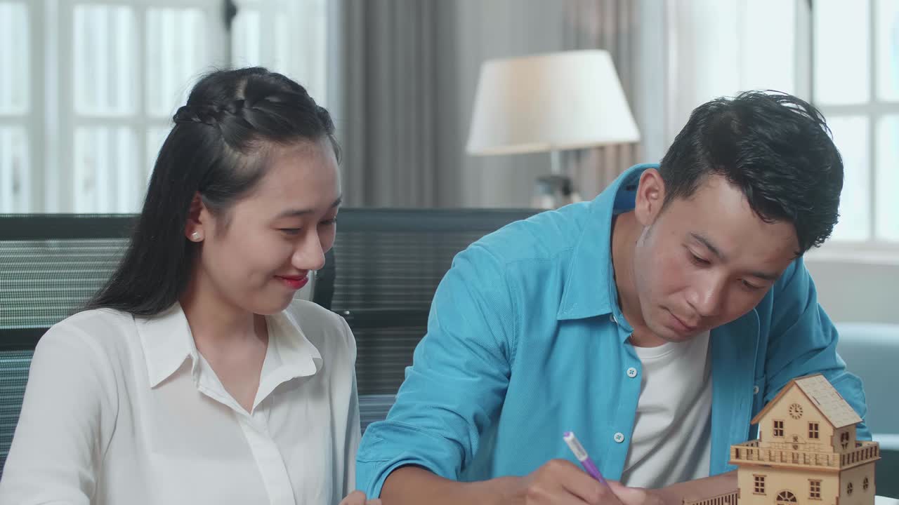 집 계획 을 논의 하는 부부