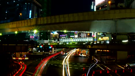 intersección cerca de la estación de shibuya lapso nocturno zoom de tiro ancho de 4k