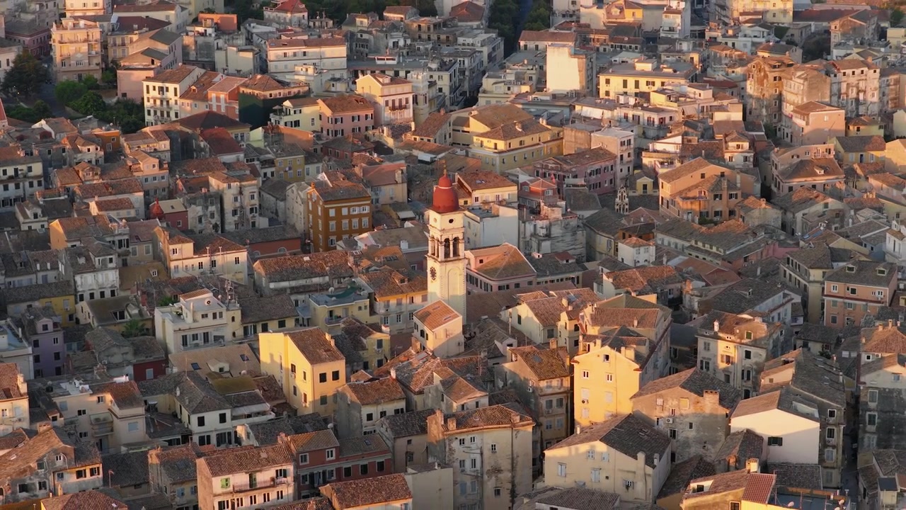 Inquadratura all'ora d'oro della Chiesa di San Spiridione e dei tetti della città vecchia di Corfù con il campanile tra edifici fitti, Grecia