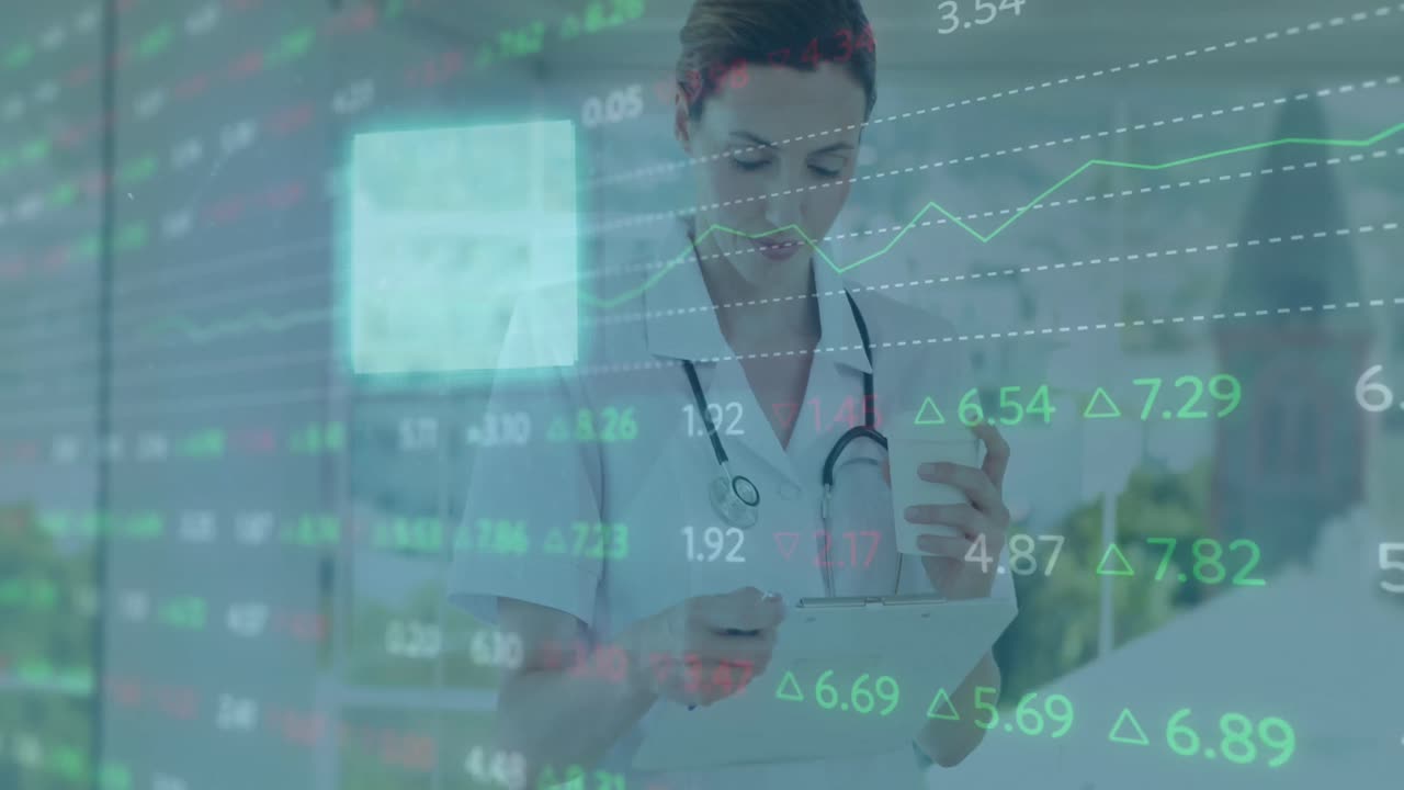 animación del procesamiento de datos financieros sobre una doctora caucásica en un hospital.