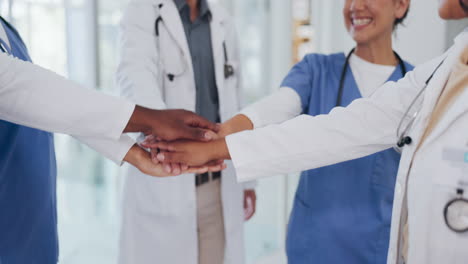 médicos, manos o pila en el trabajo en equipo