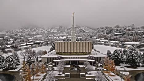 Lufttransportwagen-Nähert-Sich-An-Bewölktem-Tag-Dem-Schneebedeckten-Mormonentempel-Der-Provo-Lds