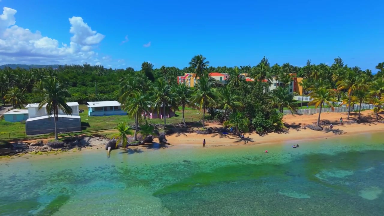 Lintuperspektiivin drone-ylilento hiekkarannasta Playa Azulissa