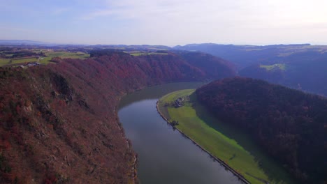 una sección del bucle del danubio en el otoño una curva serpenteante en el río